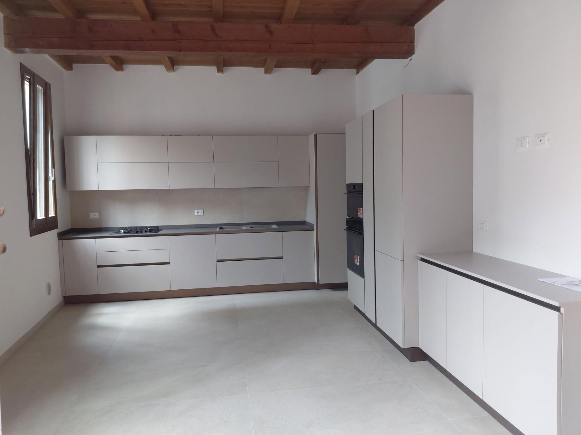 Io sono pentita e' completamente opaco, occorre fare un accurata pulizia post cantiere da ditta specializzata personalmente ho speso euro 40