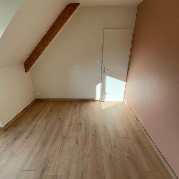 Laminato effetto rovere, posato in tutta la casa.