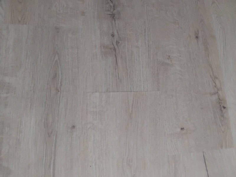 Foto reale di pavimento SPC colore rovere grey Leroy Merlin SPC — casa reale della community Casa Match