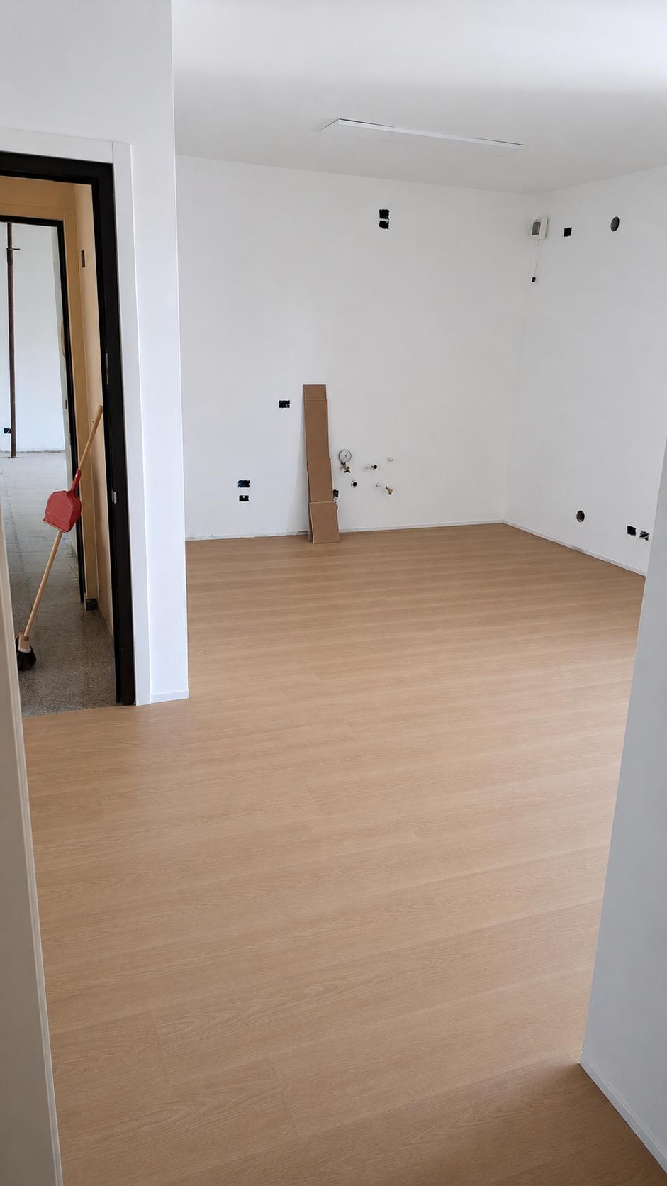 PRIMA E DOPO pulizia post cantiere.
Ecco il mio splendido spc appena posato, siamo soddisfatti! Il colore con la luce che entra dalle finest