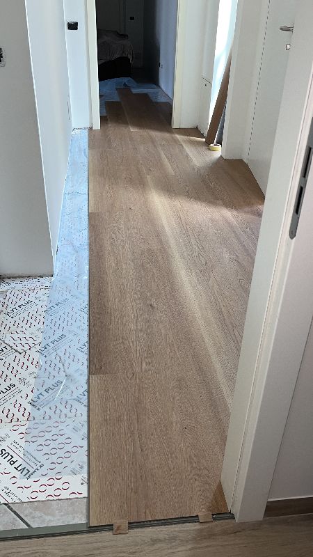 Foto reale di pavimento SPC colore everest FLOW 55 — casa reale della community Casa Match