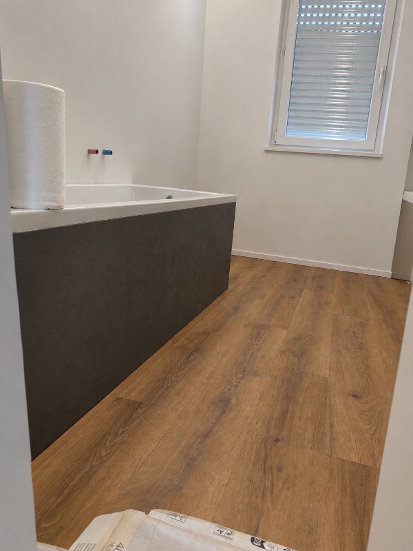 Foto reale di pavimento SPC colore rovere irlandese fumè Pergo PVC — casa reale della community Casa Match