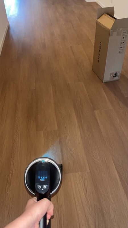 Foto reale di pavimento SPC colore teak medio Skema Star KR — casa reale della community Casa Match