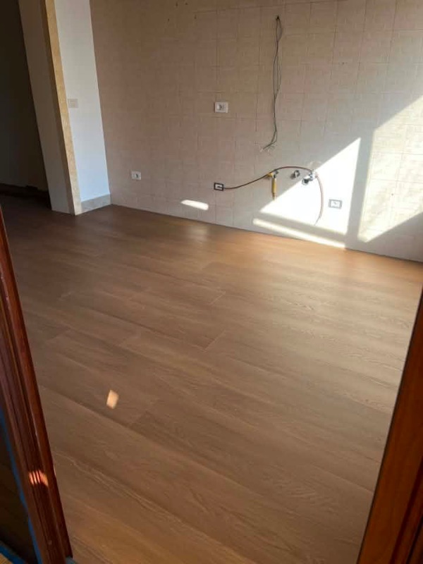 Foto reale di pavimento SPC colore teak medio Skema Star KR — casa reale della community Casa Match