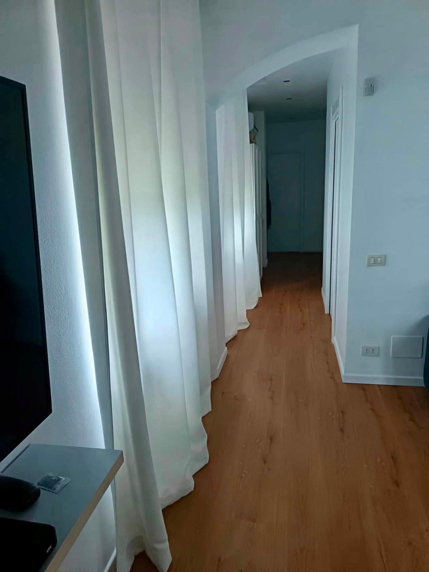 SPC Skema modello Star KC, versione con sottopavimento in sughero integrato 1500 x 228 x 6 posato su piastrelle esistenti.