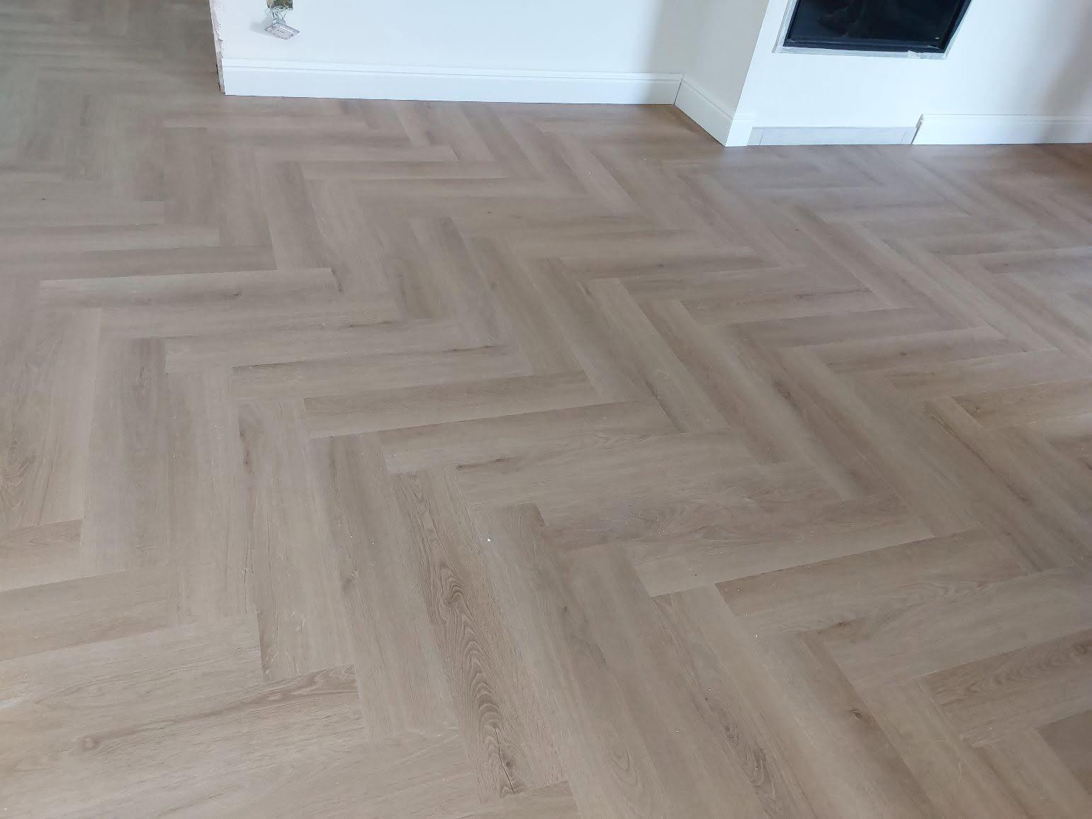 Spina spc Bricofloors 33 € + 15 € posa al mq.
colore Rovere marrone-grigio con tappetino acustico integrato e sistema di aggancio che hanno